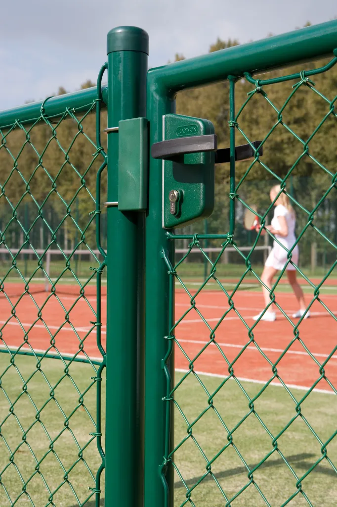 LAKZP1_SKRZ__Green_gate_tennis_player_on_background__1920px.webp
