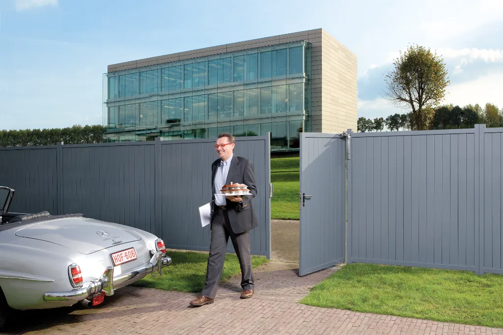 H-METAL_SHKM_3020-HYB-STD_GBM16_VTC-RAIL__Architect_exiting_blinded_gray_gate__1920px.webp