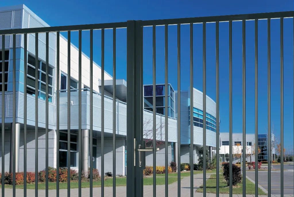 H-METAL_SHKM_3020-HYB-STD__Anthracite_gate_modern_company_building__1920px.webp