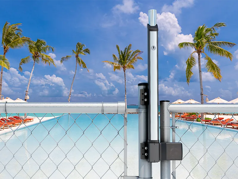 Pool_Concept_Fortima SD-R_Chain link gate in front of swimming pool_800x600px_RGB.webp