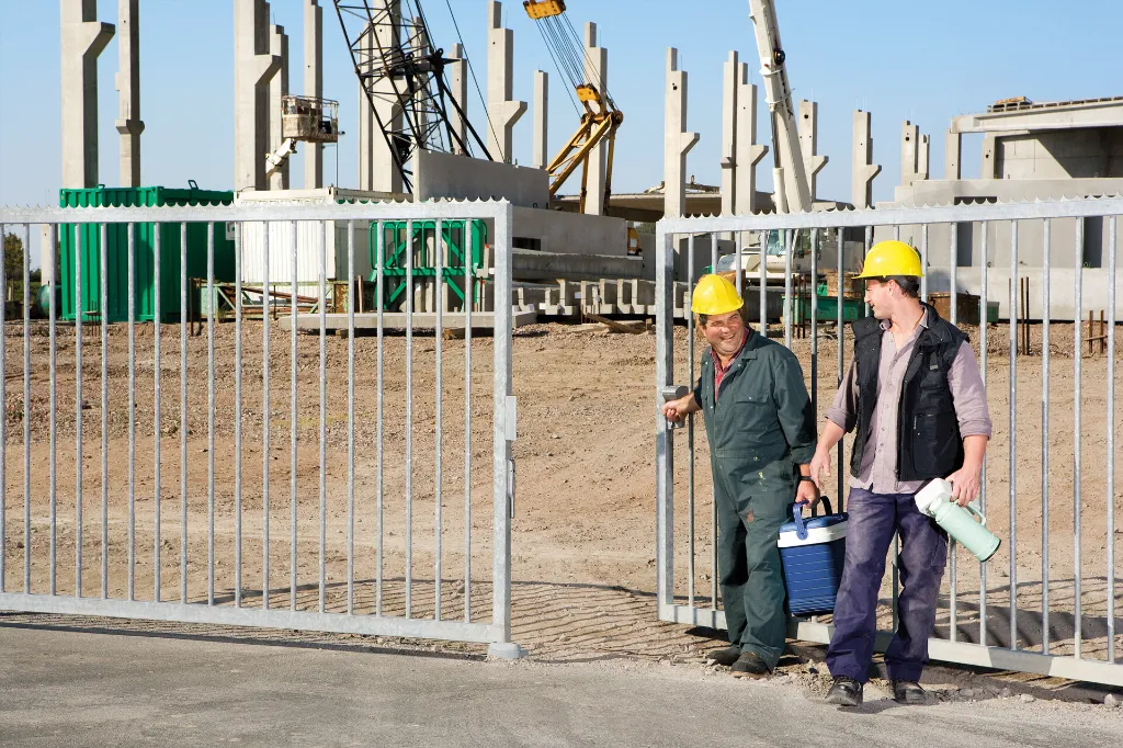 LMKQV2_SHKL_SUBY_CGS_PKWB2000__Workers_leaving_construction_site__1920px.webp